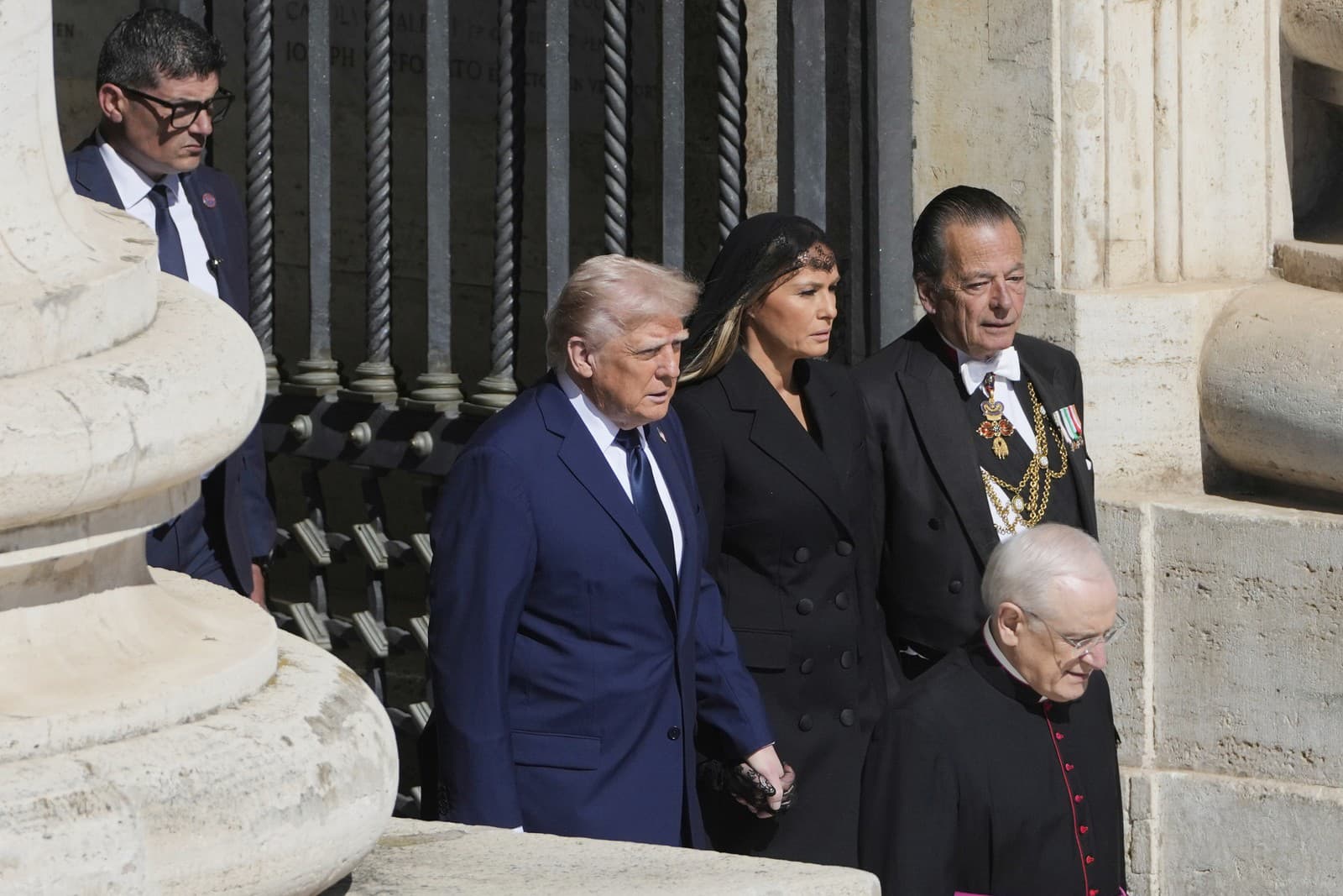 Prezident Donald Trump a prvá dáma Melania Trumpová prichádzajú na pohreb pápeža Františka.