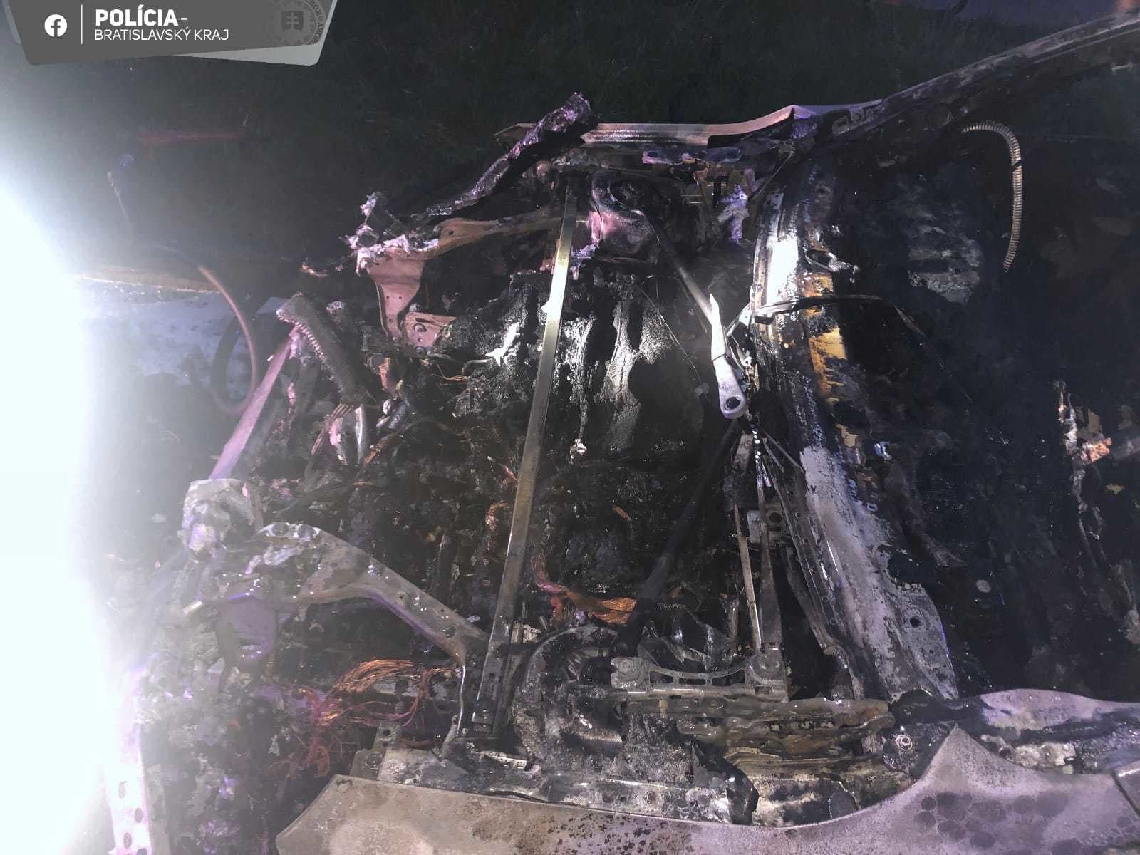 Polícia vyšetruje nočný požiar