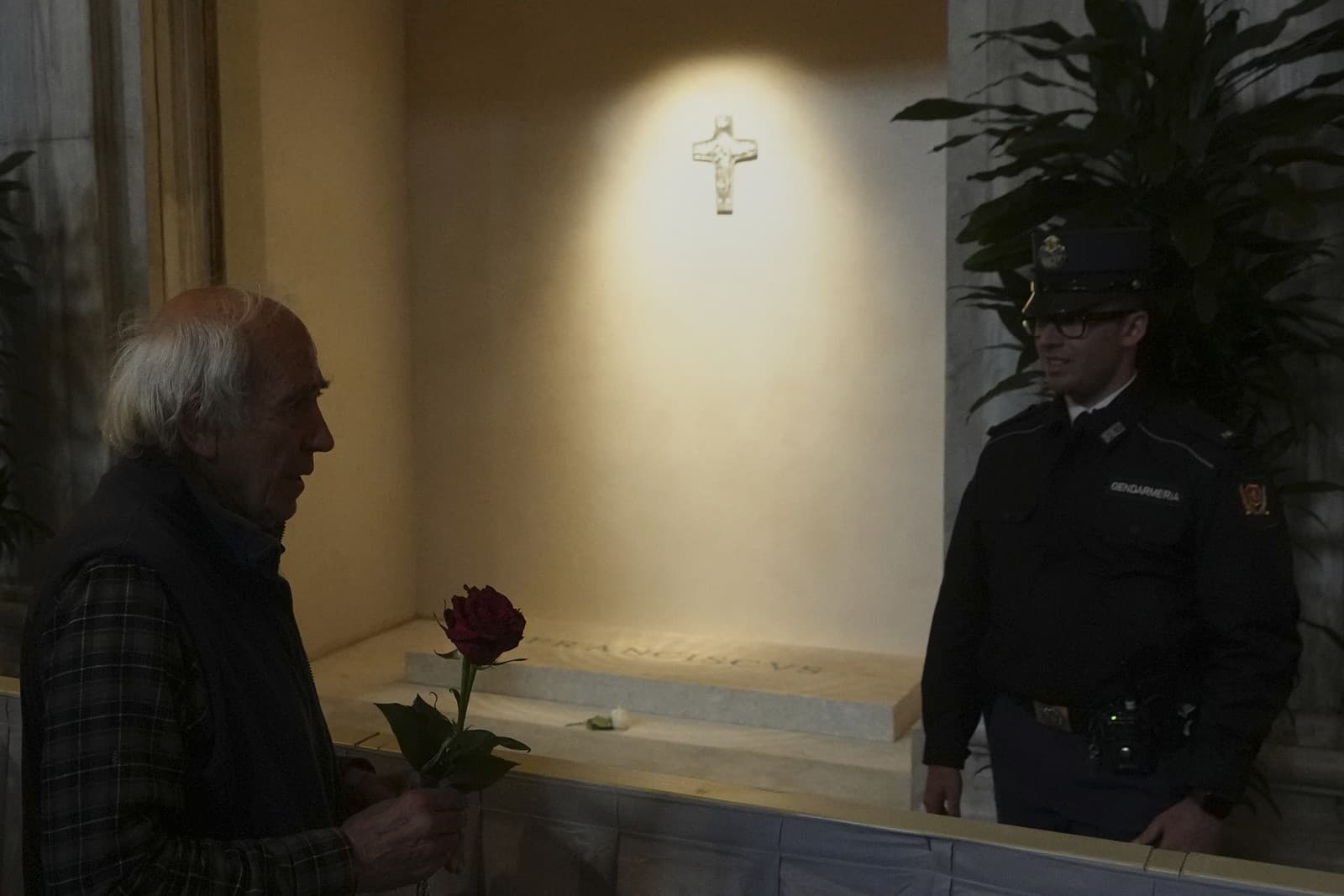 Hrob pápeža Františka sprístupnili