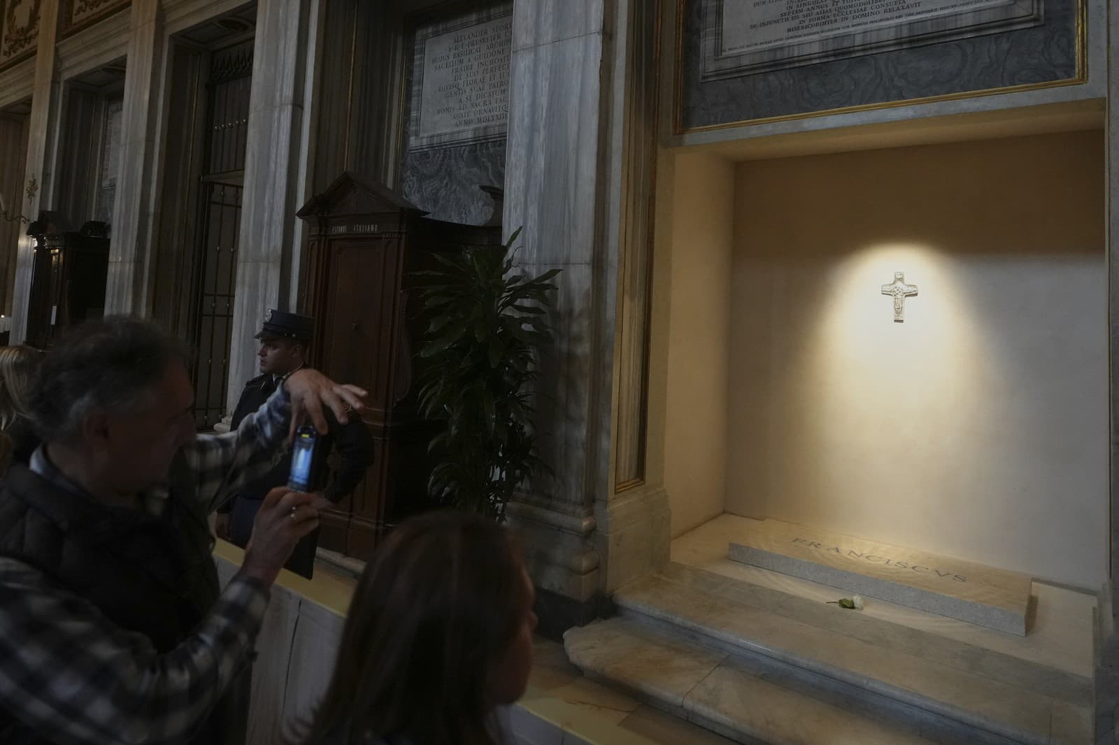 Hrob pápeža Františka sprístupnili