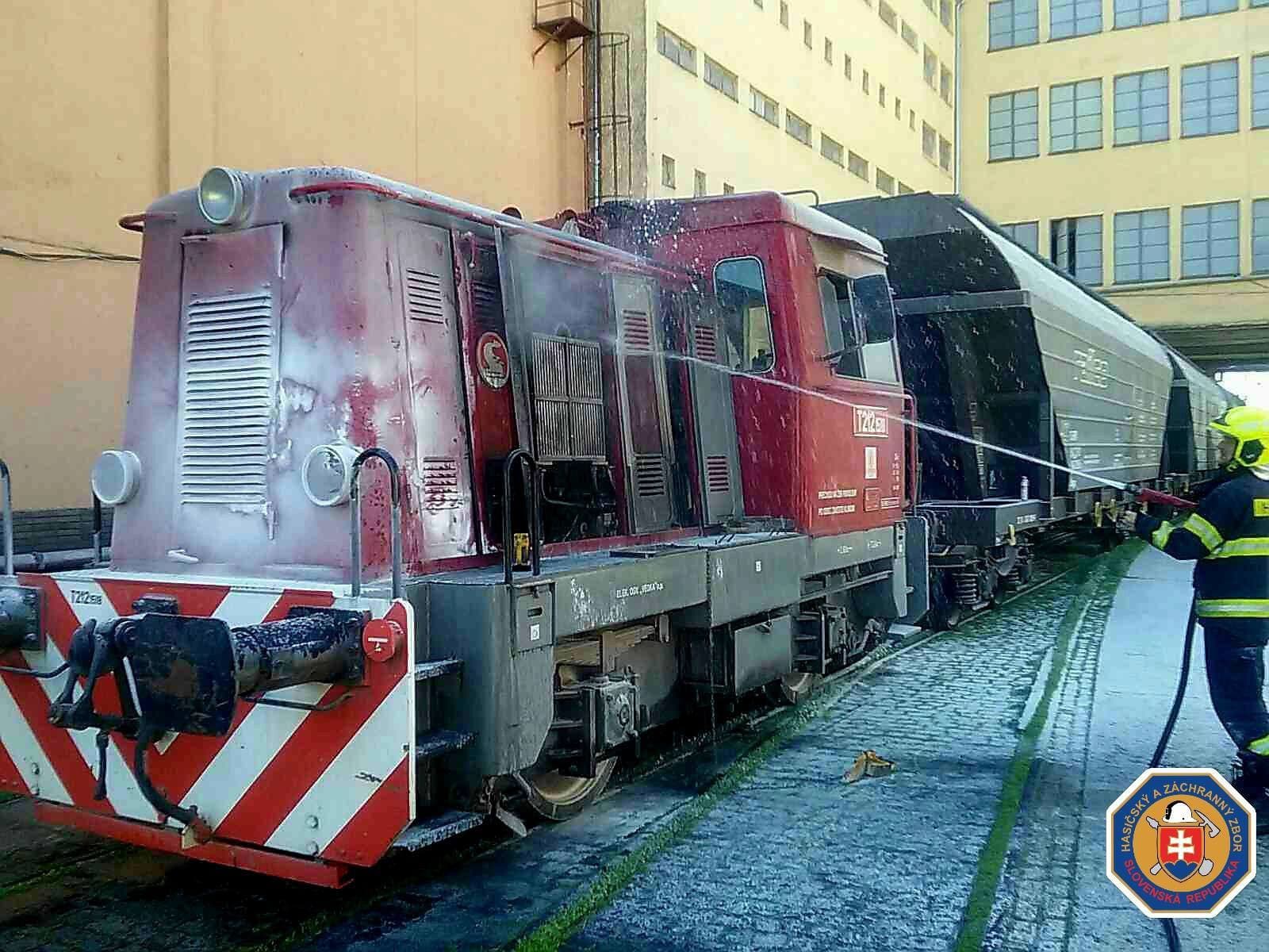 Hasiči zasahujú pri požiari malej lokomotívy v Trnave