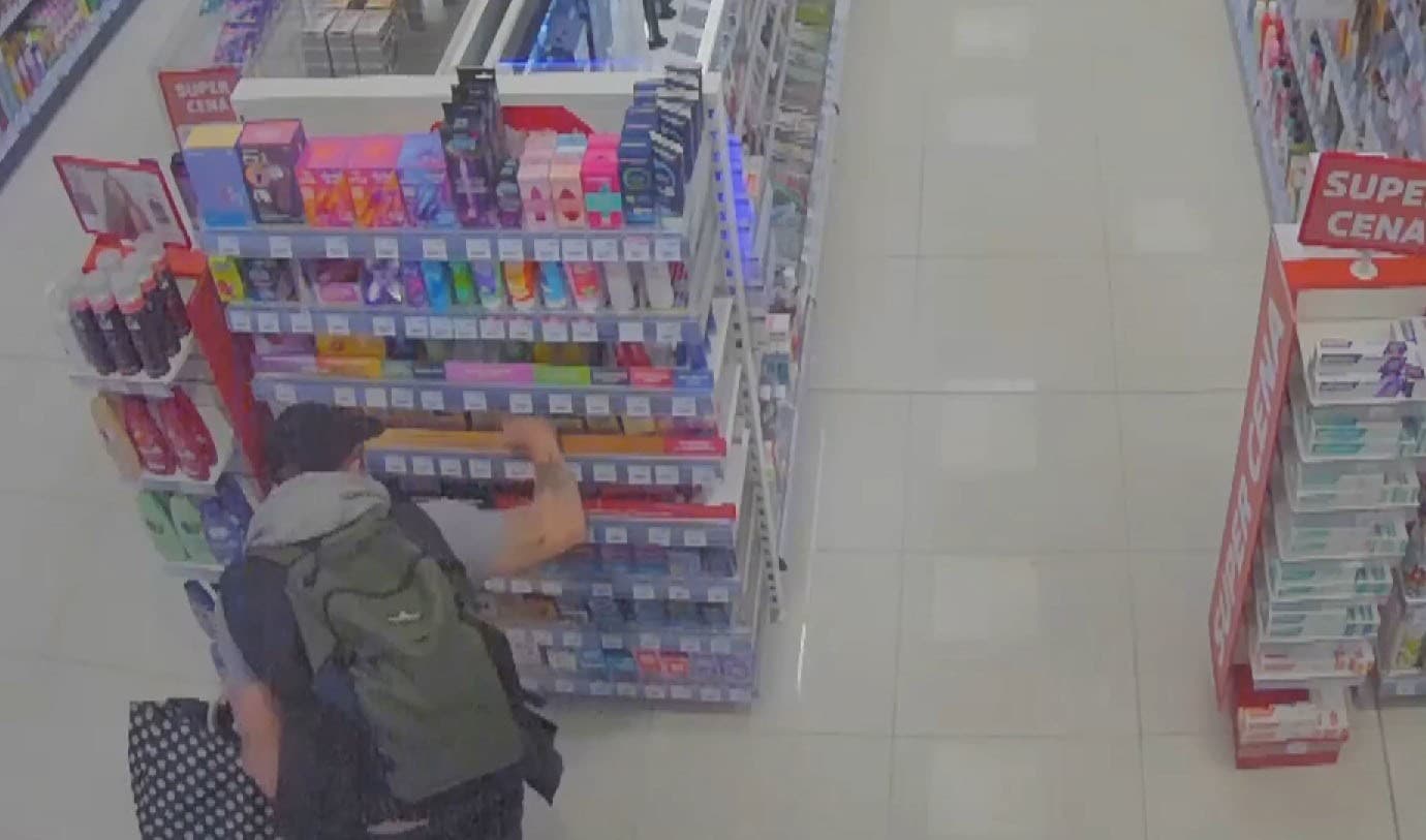 Vášnivý ZLODEJ v drogérii: