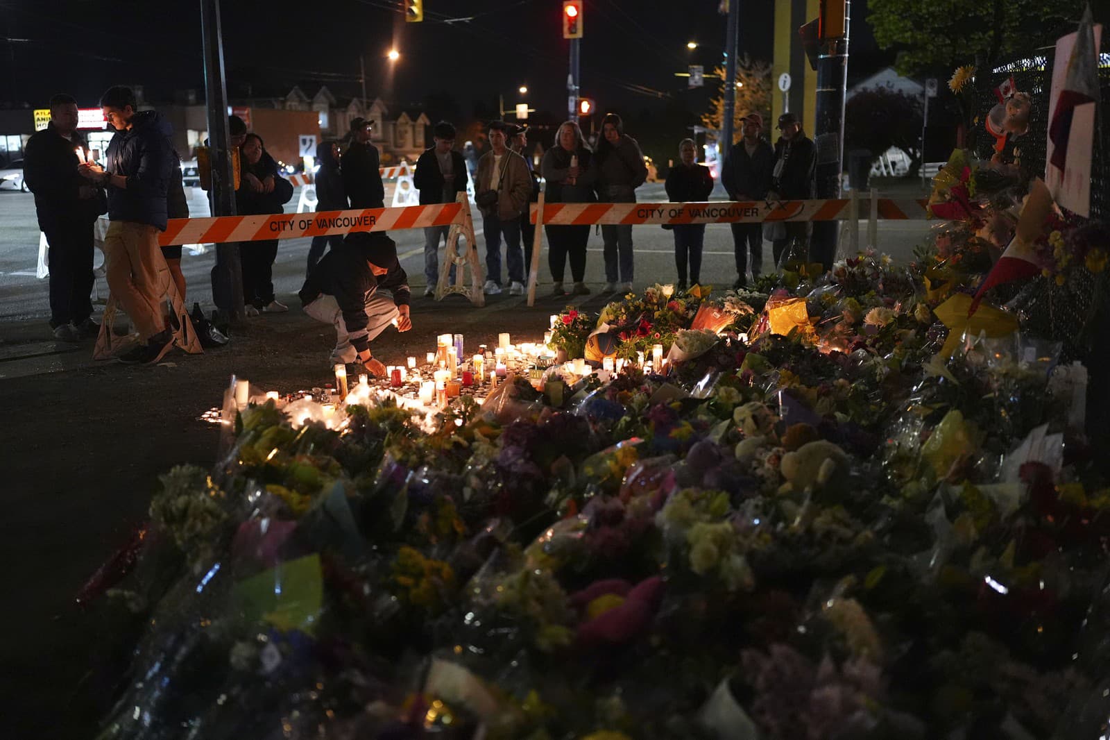 Ľudia smútia po zrážke auta s ľuďmi na festivale vo Vancouveri