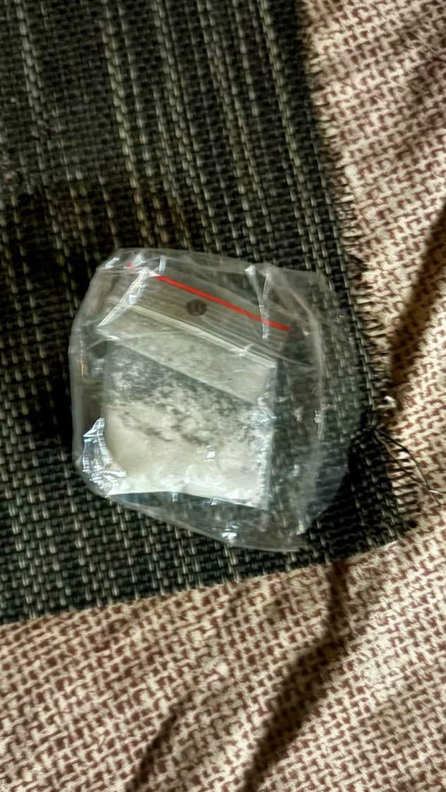 Mladík policajtom vydal drogy