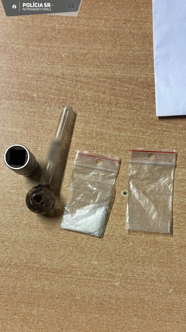Mladík policajtom vydal drogy