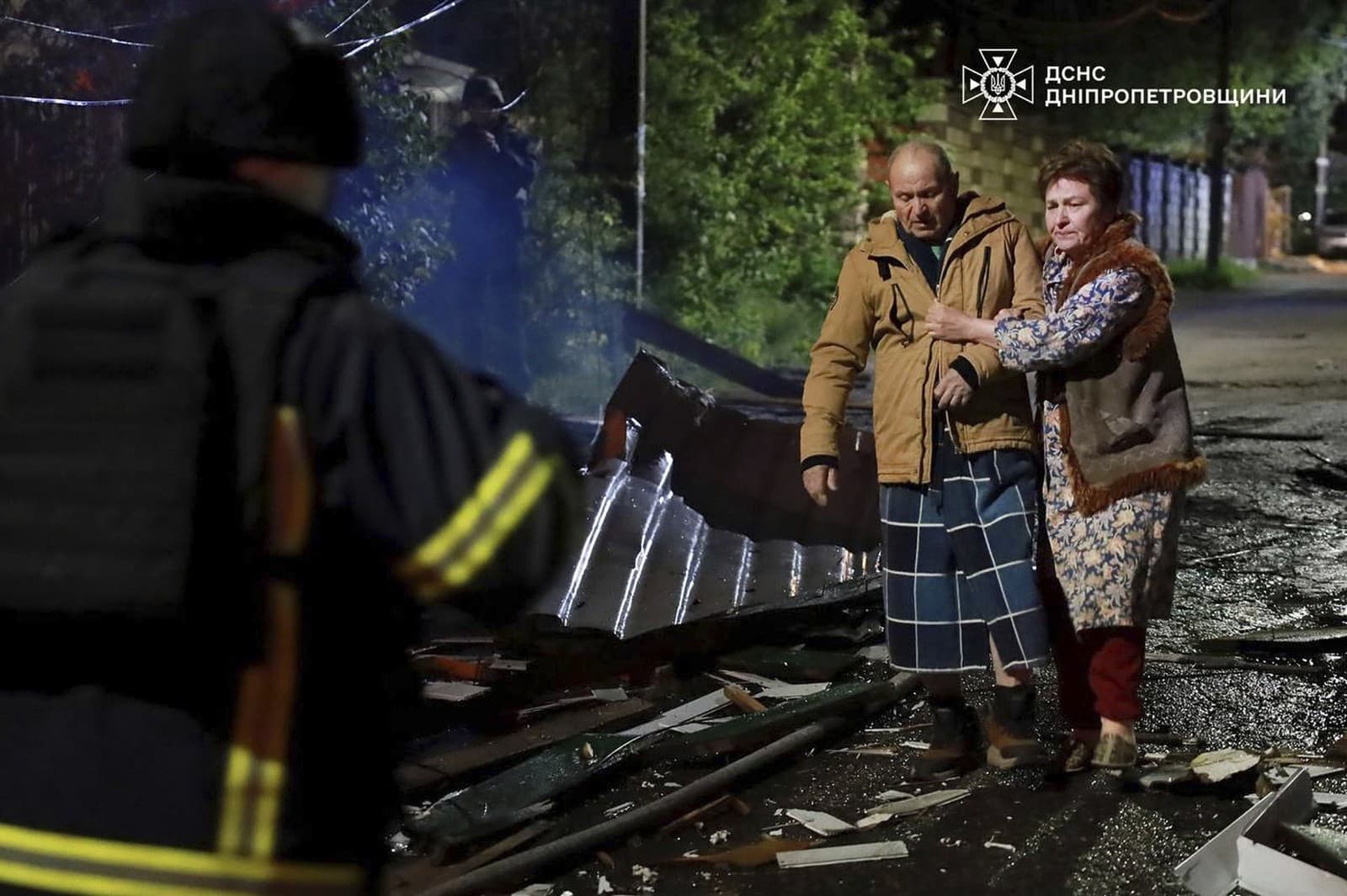 Starší obyvatelia opúšťajú svoje domovy po ruskom dronovom útoku na ukrajinské mesto Dnipro v stredu 30. apríla 2025