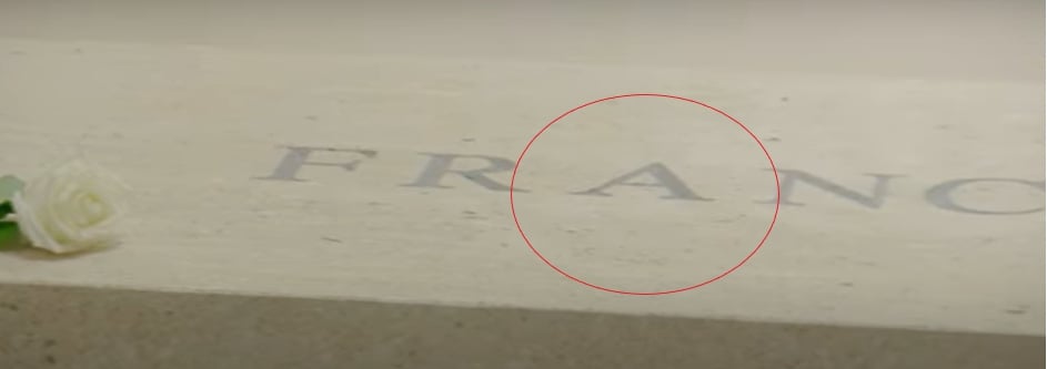 Náhrobný kameň skrýva drobnú chybu, niektorí poukázali na fakt, že práve tie najjednoduchšie veci sú niekedy najťažšie