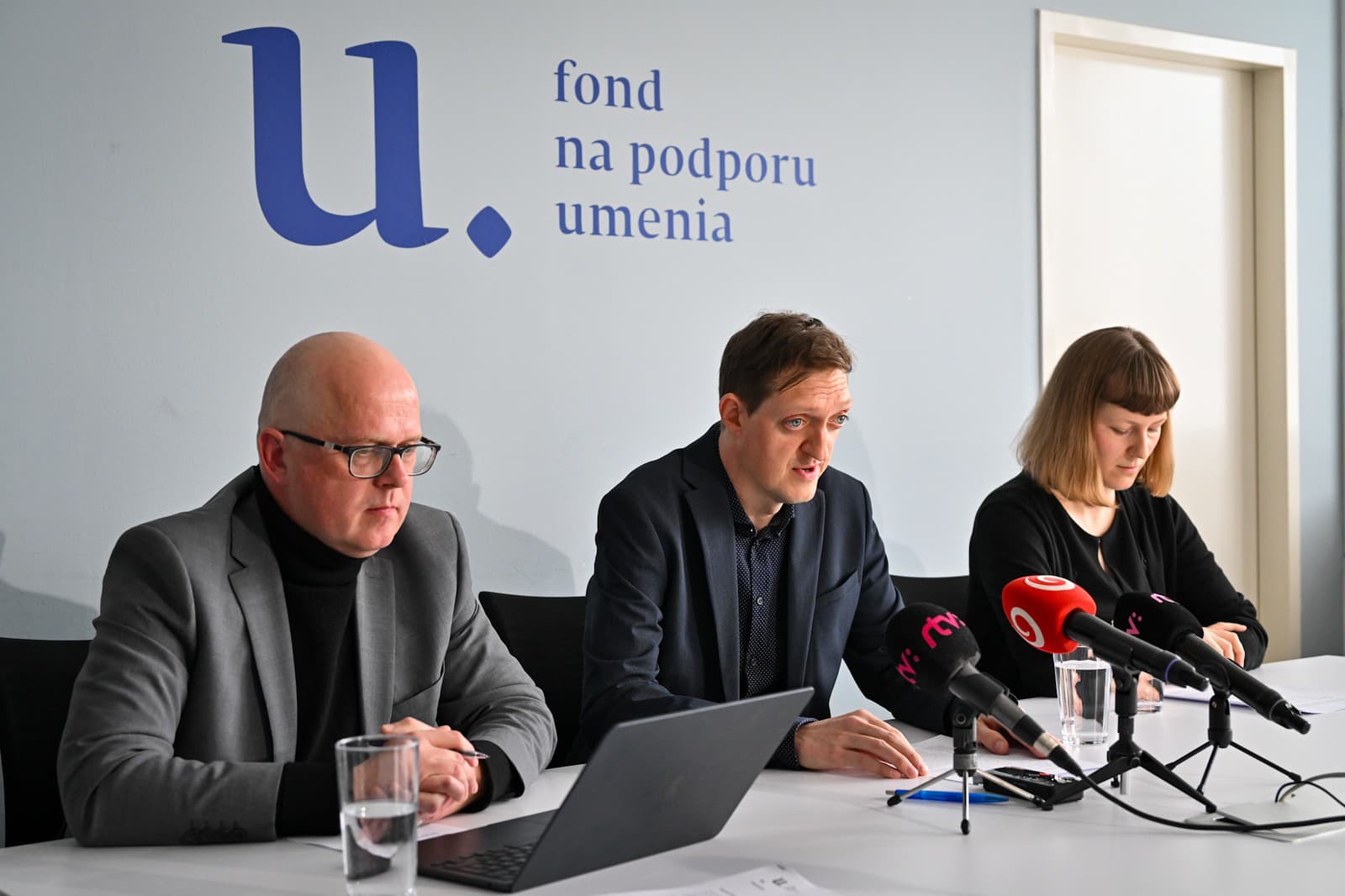 Zľava predseda rady FPU Dušan Buran, riaditeľ FPU Róbert Špoták a manažérka pre strategické a výskumné činnosti FPU Miriama Benková počas tlačovej konferencie Fondu na podporu umenia (FPU) v ich sídle v Bratislave.