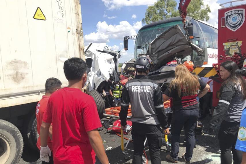 Pri hromadnej dopravnej nehode na Filipínach zahynulo najmenej desať ľudí