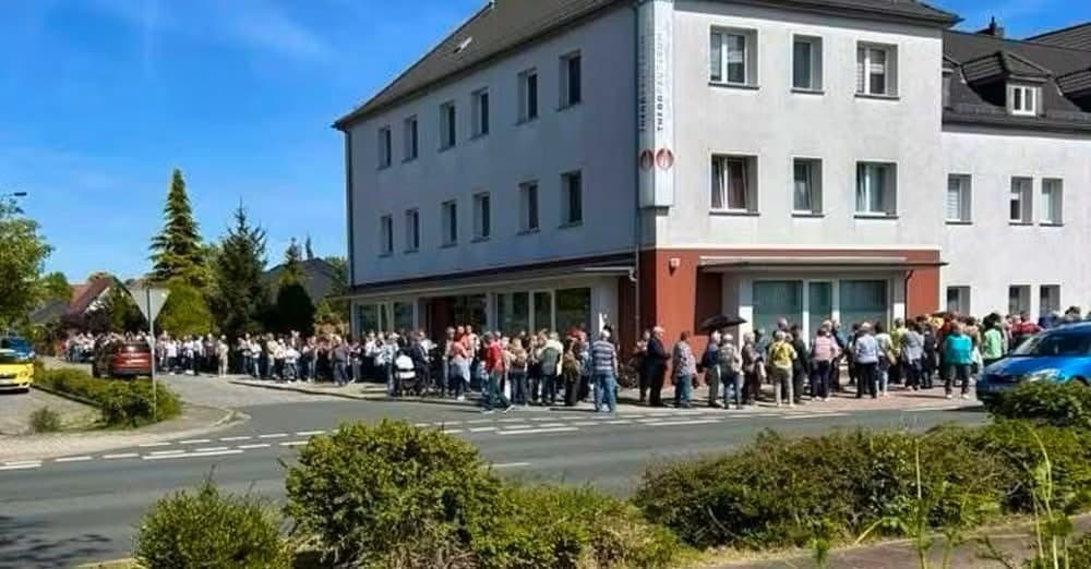 Ľudia čakali v obrovskom rade.