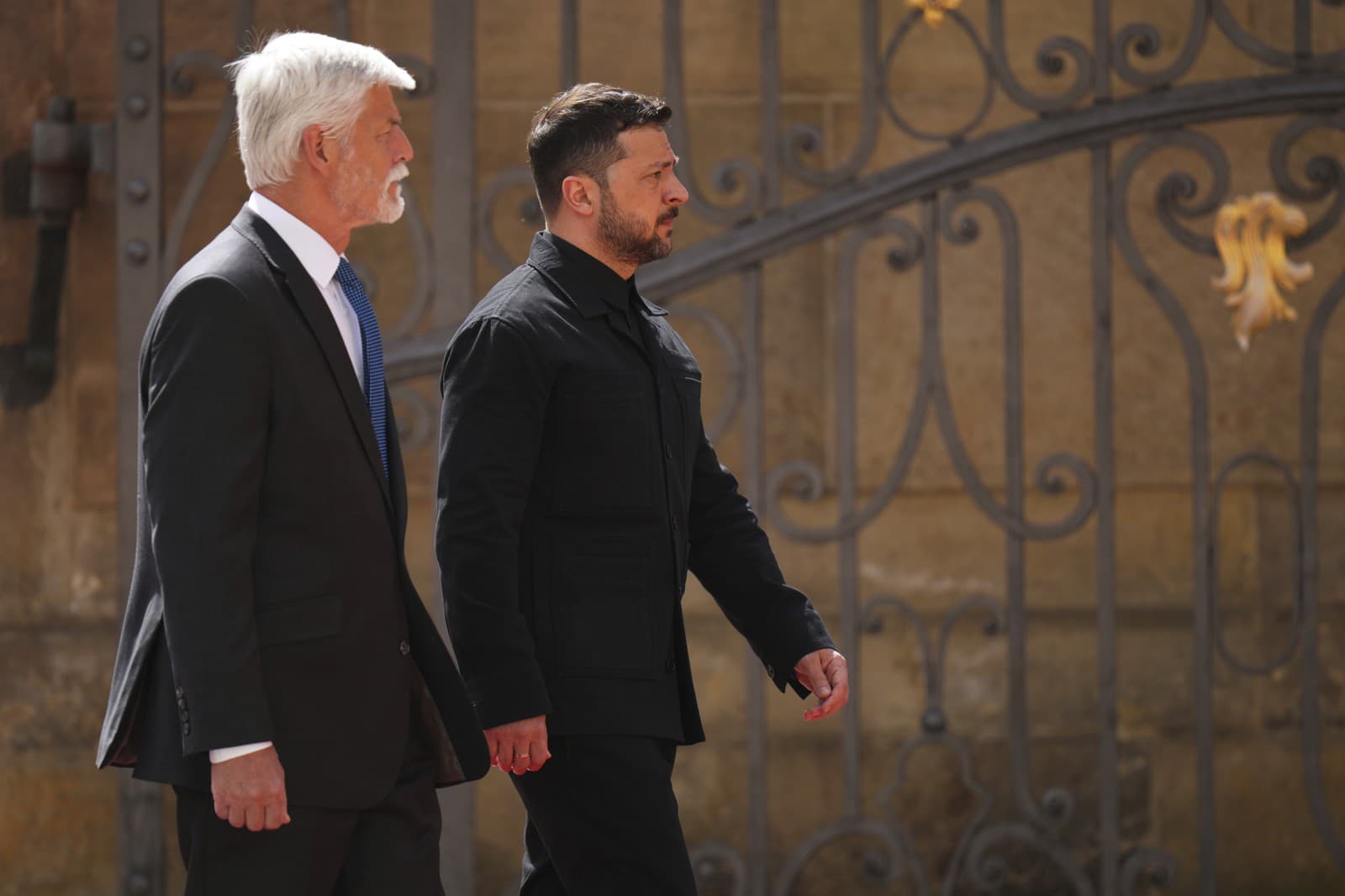 Ukrajinský prezident Volodymyr Zelenskyj a český prezident Petr Pavel počas prijatia na Pražskom hrade.