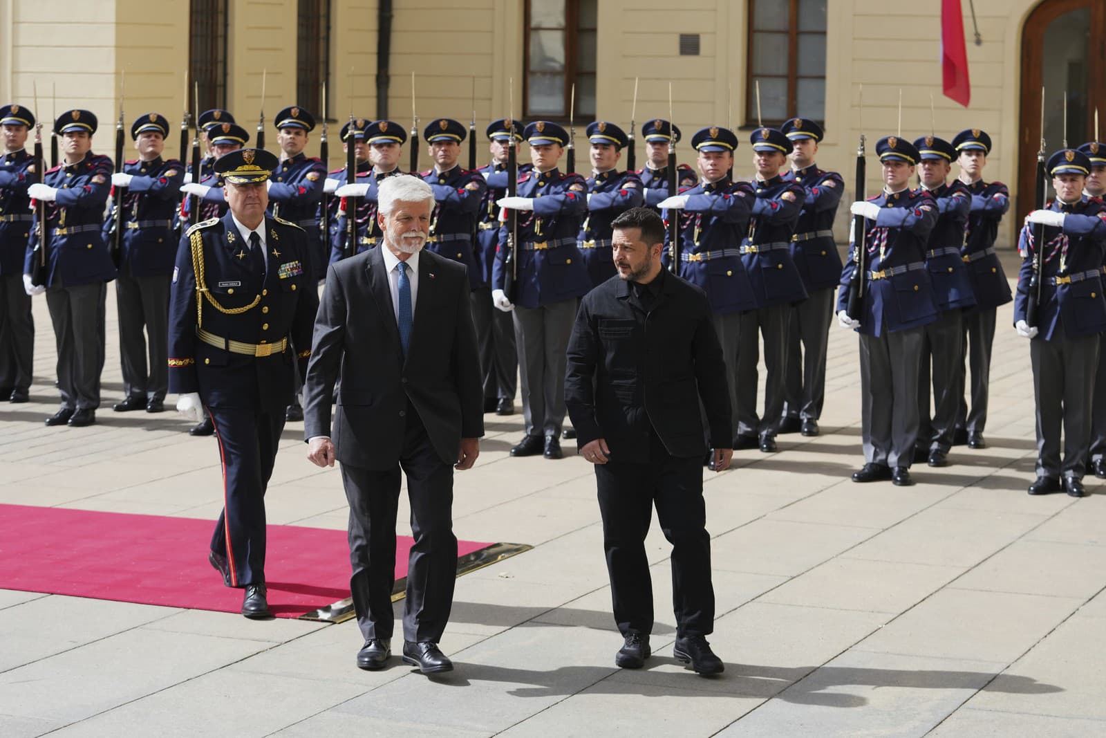 Ukrajinský prezident Volodymyr Zelenskyj a český prezident Petr Pavel počas prijatia na Pražskom hrade.