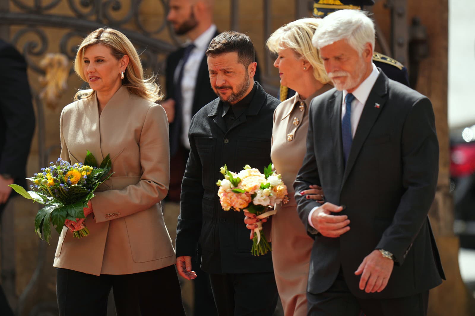 Český prezident Petr Pavel (vpravo) s manželkou Evou víta svojho ukrajinského kolegu Volodymyra Zelenského a jeho manželku Olenu Zelenskú.