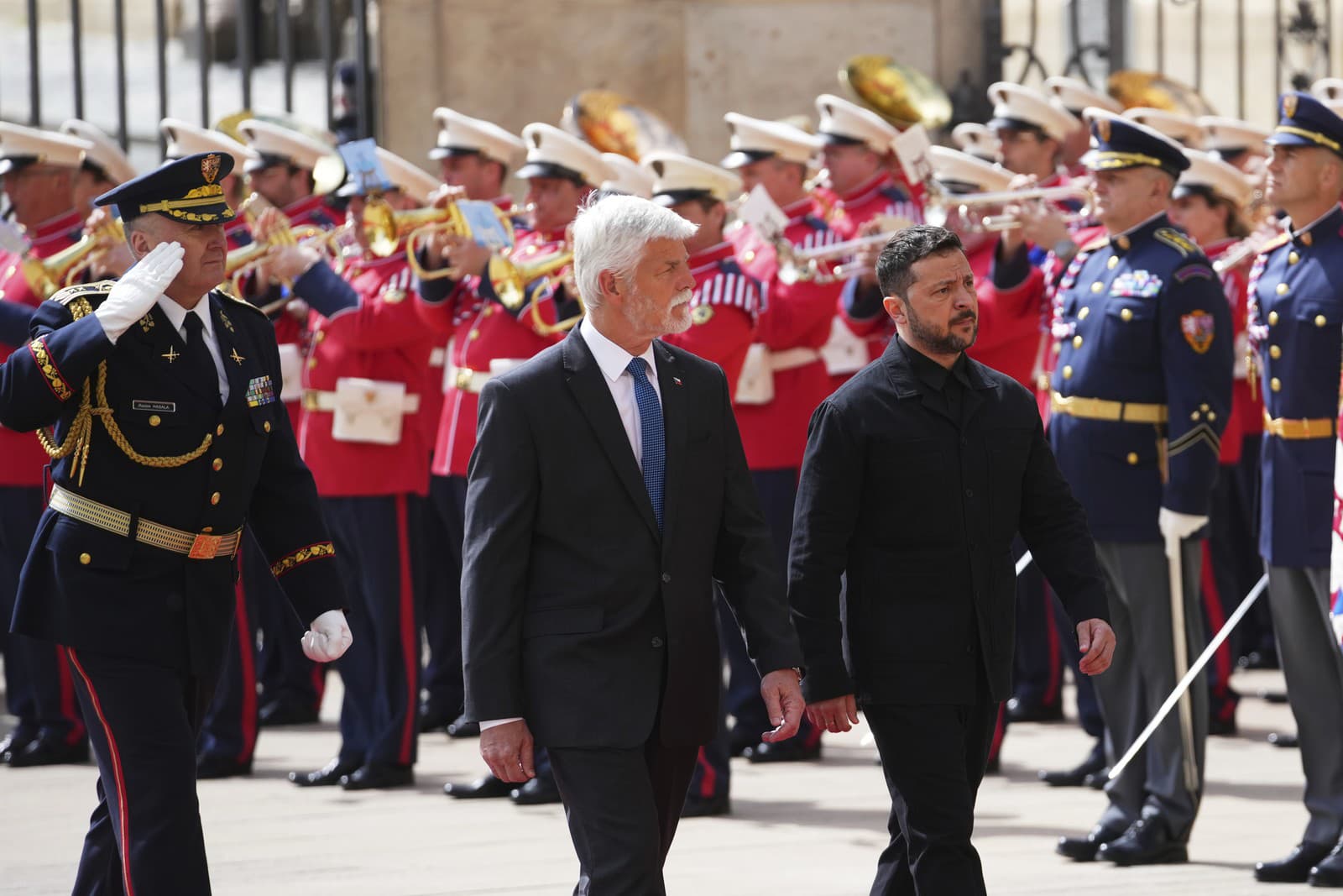 Ukrajinský prezident Volodymyr Zelenskyj a český prezident Petr Pavel počas prijatia na Pražskom hrade.