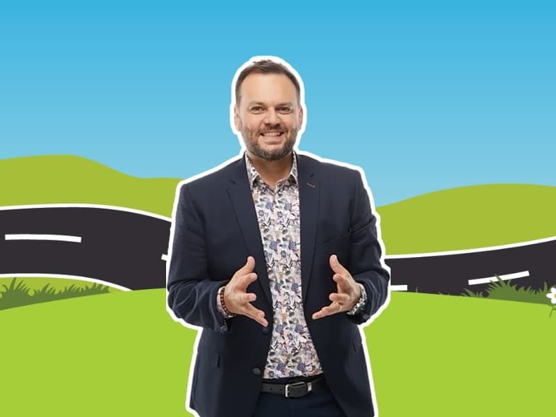 Junior vás bude sprevádzať celým dňom ako moderátor.