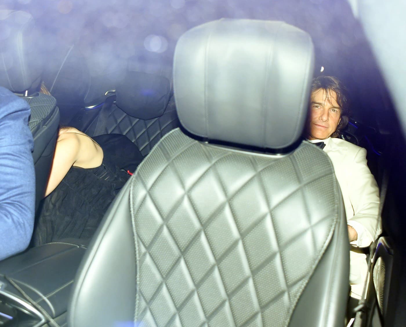 Tom Cruise a Ana de Armas pri odchode z narodeninovej oslavy Davida Beckhama. 