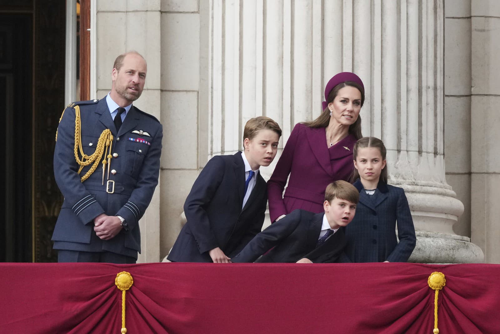 Britský princ William (vľavo), jeho manželka Kate, princezná z Walesu, a ich deti, princ Louis (druhý vpravo), princezná Charlotte (vpravo) a princ George (druhý vľavo) sledujú z balkóna Buckinghamského paláca prelet britskej kráľovskej leteckej akrobatickej skupiny Red Arrows (RAF) po vojenskej prehliadke pri príležitosti 80. výročia ukončenia 2. svetovej vojny v Londýne.
