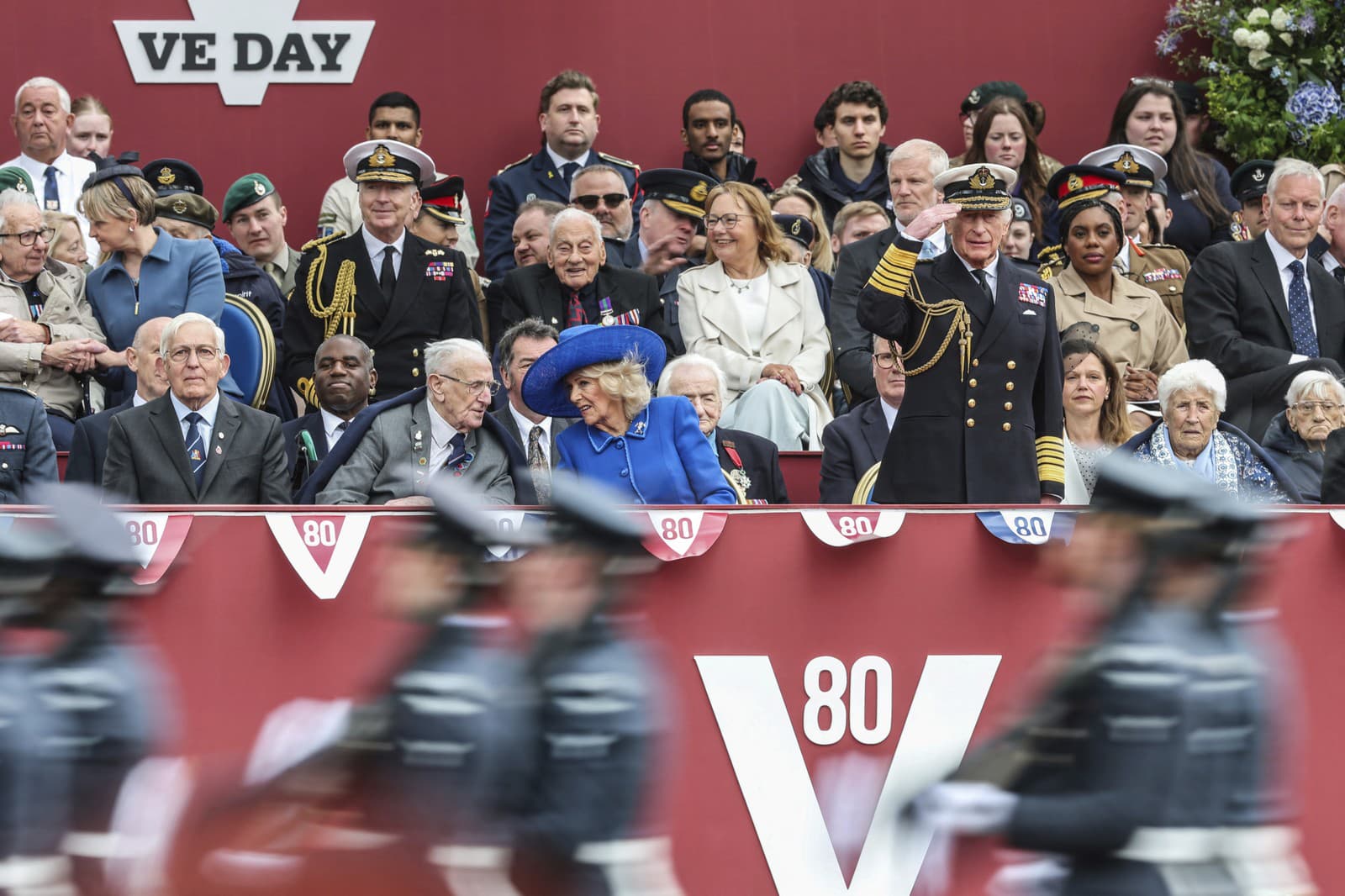 Britský kráľ Karol III. salutuje počas vojenskej prehliadky pri príležitosti 80. výročia ukončenia 2. svetovej vojny v Londýne.