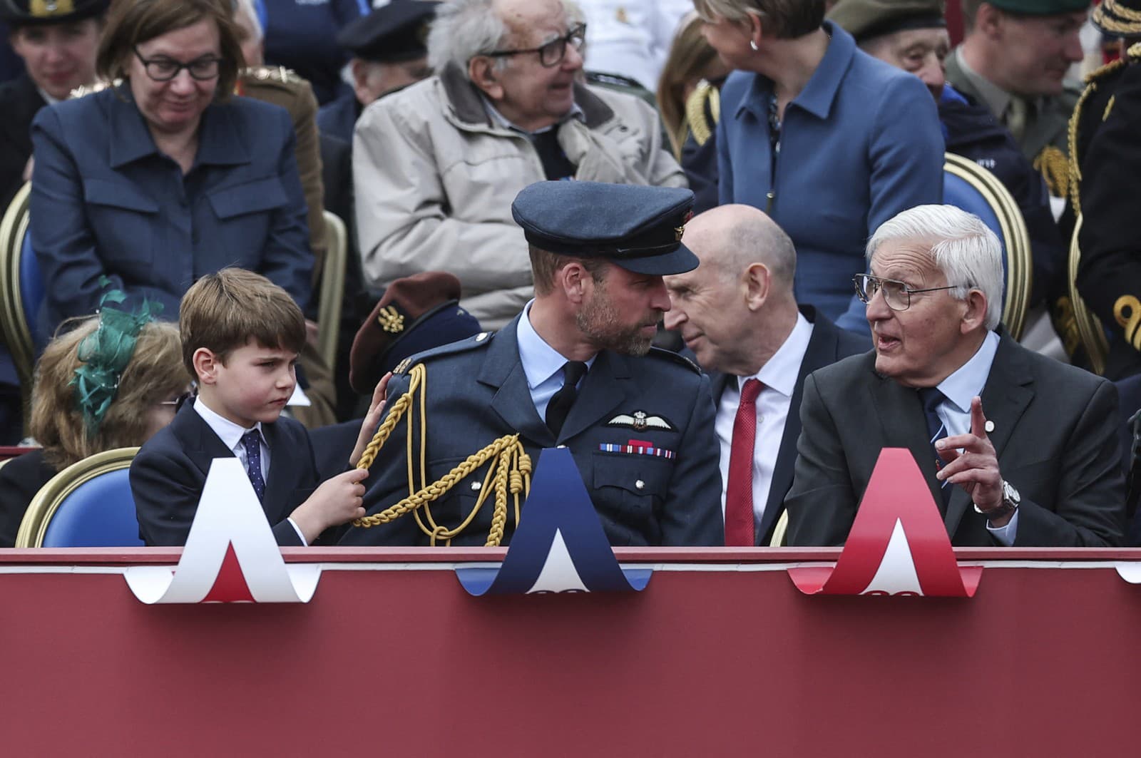 Britský princ William a jeho syn britský princ Louis počas vojenskej prehliadky pri príležitosti 80. výročia ukončenia 2. svetovej vojny v Londýne.