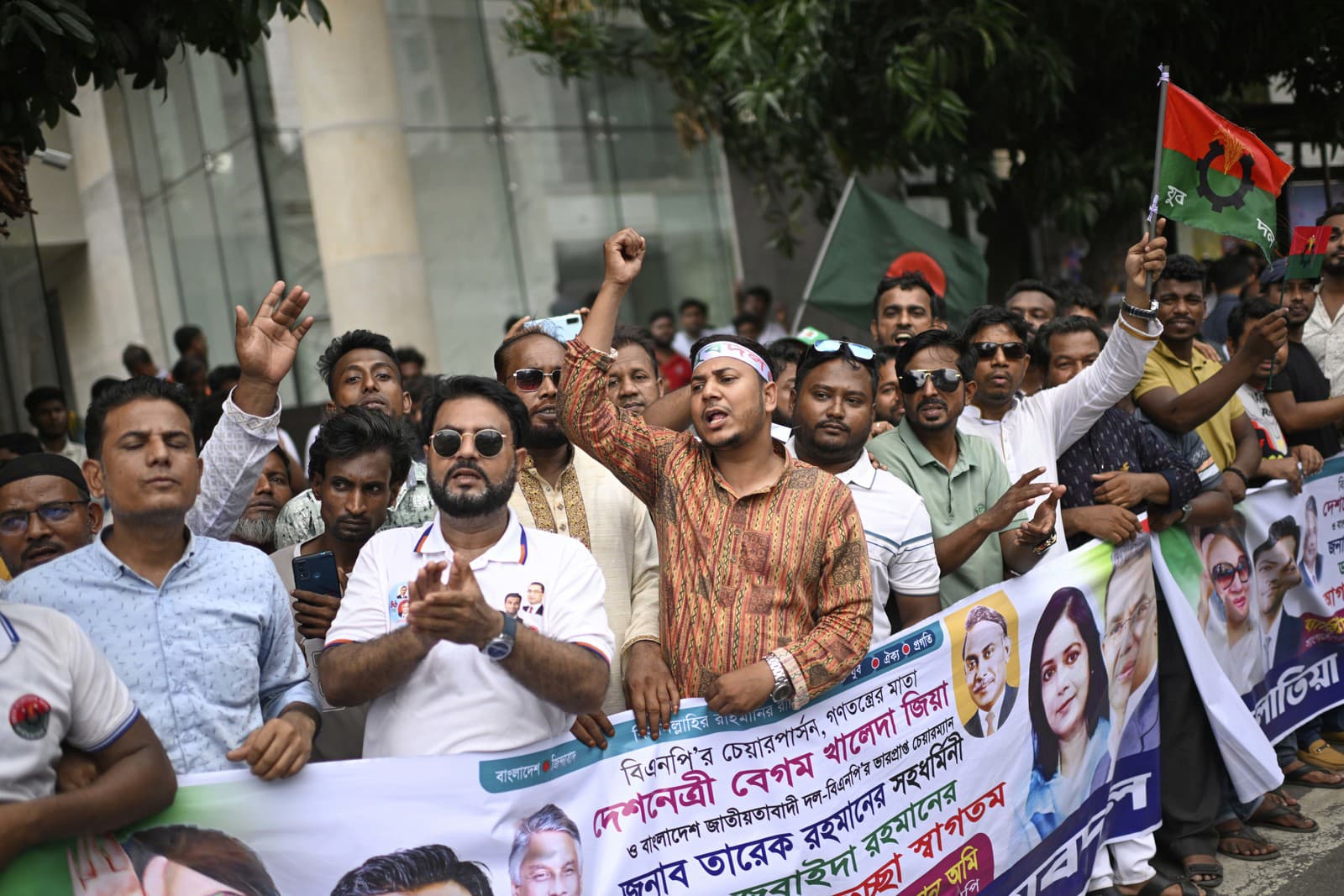 Bangladéšska expremiérka Chálida Zijáová sa v utorok po štyroch mesiacoch liečby v Londýne vrátila do vlasti, kde ju privítali tisícky priaznivcov.