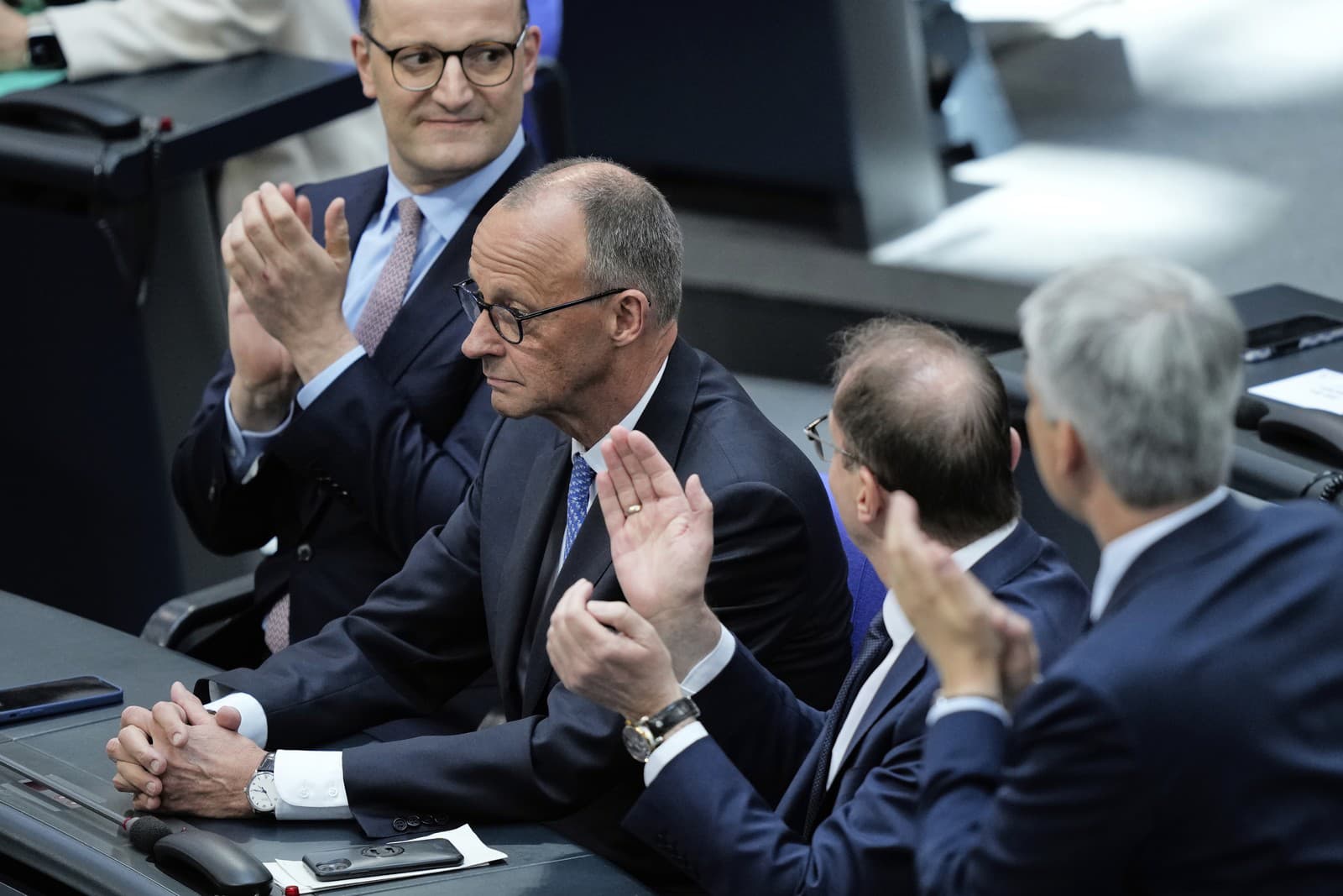 Líder nemeckých kresťanských demokratov (CDU) Friedrich Merz reaguje po jeho zvolení za nového nemeckého kancelára na zasadnutí nemeckého Spolkového snemu (Bundestag).