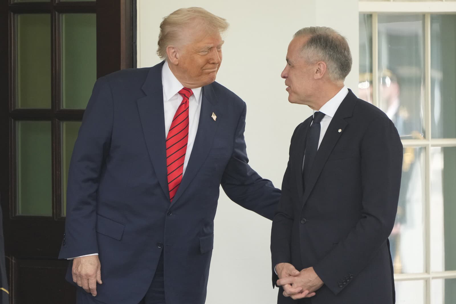 Americký prezident Donald Trump víta kanadského premiéra Marka Carneyho v Bielom dome.