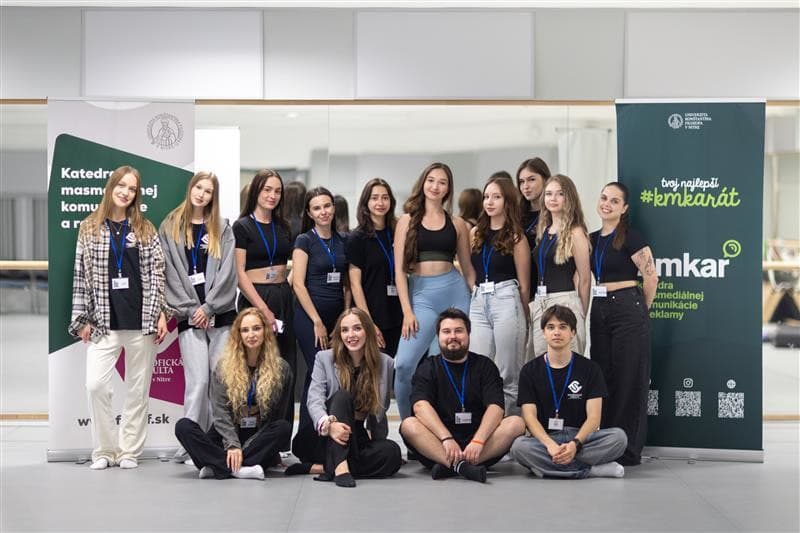 Organizačný tím tvorilo 14 študentov 2. ročníka KMKAR - na fotke spolu s inštruktorkou 