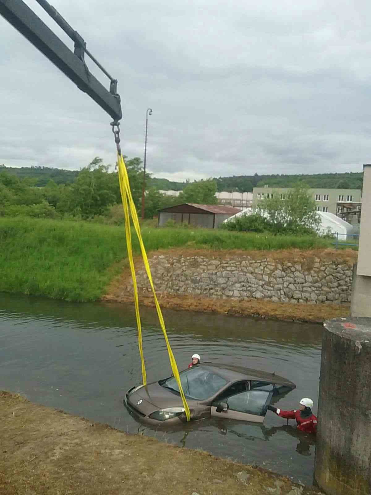 Auto uviazlo v splave