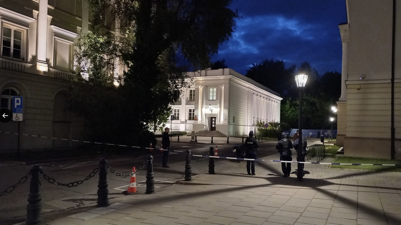 Muž vyzbrojený sekerou zabil jedného človeka a ďalšieho vážne zranil