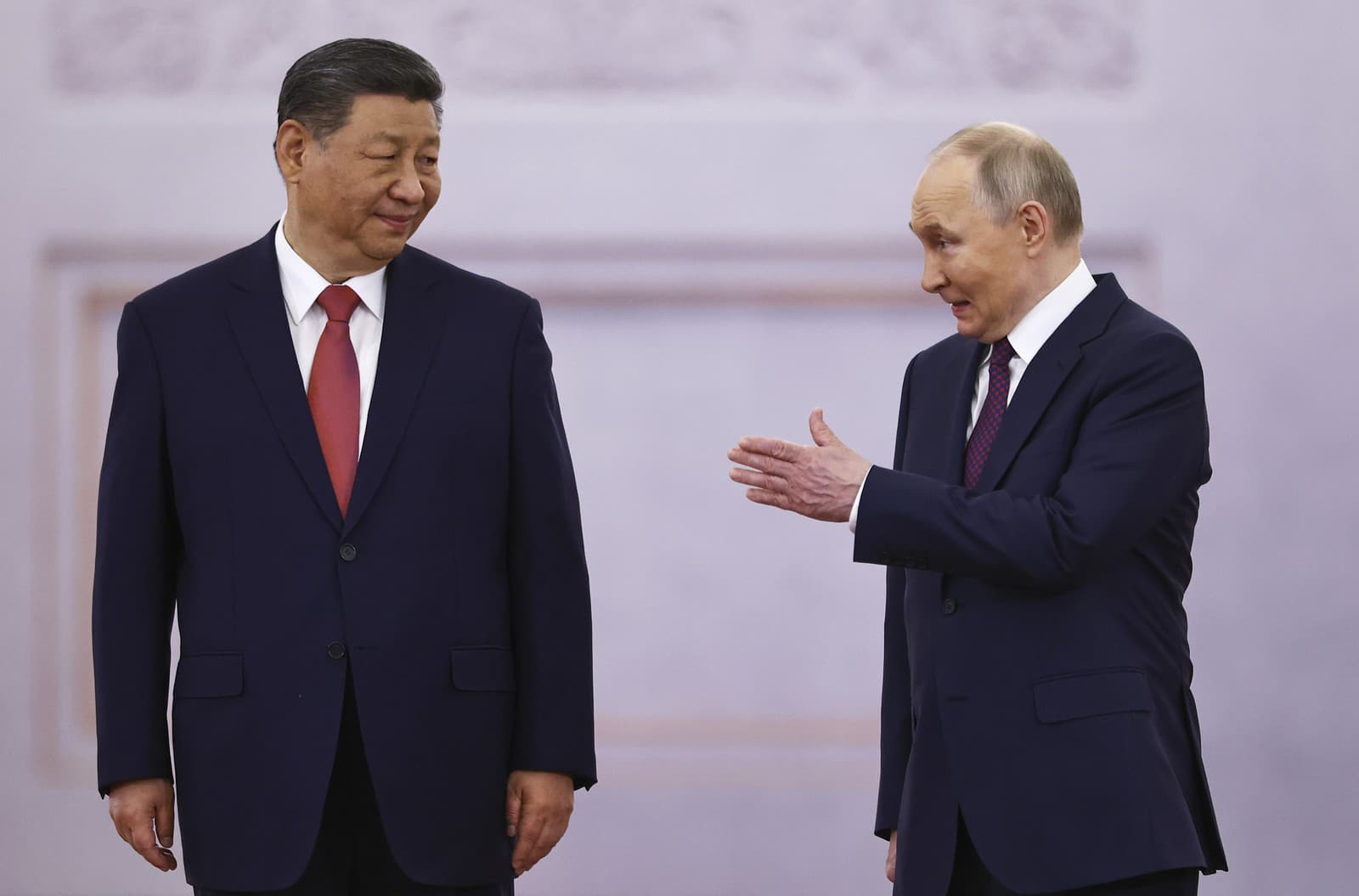 Ruský prezident Vladimir Putin (vpravo) a jeho čínsky kolega Si Ťin-pching počas privítacieho ceremoniálu pred rokovaniami v Kremli.