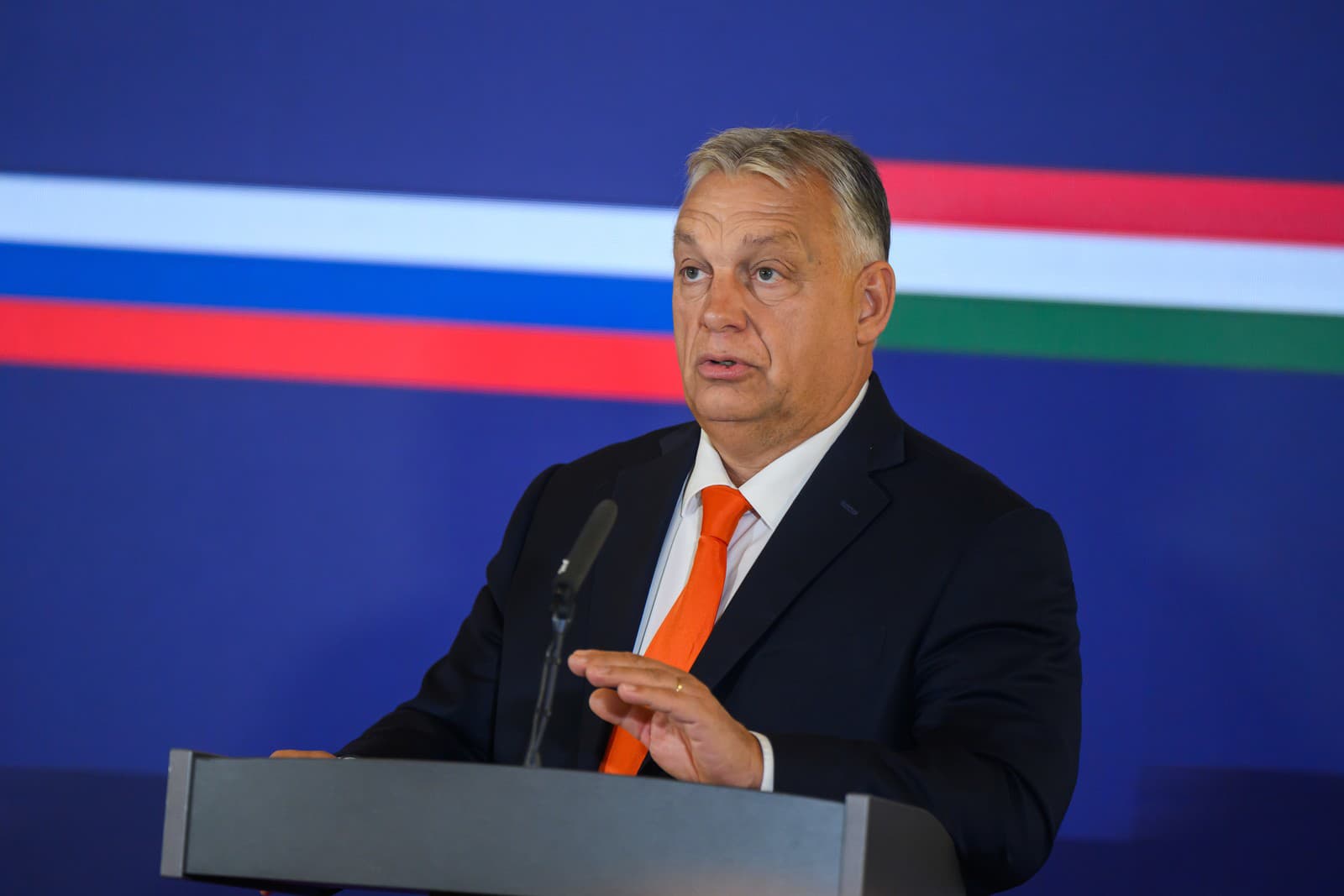Orbán si nebral servítku: