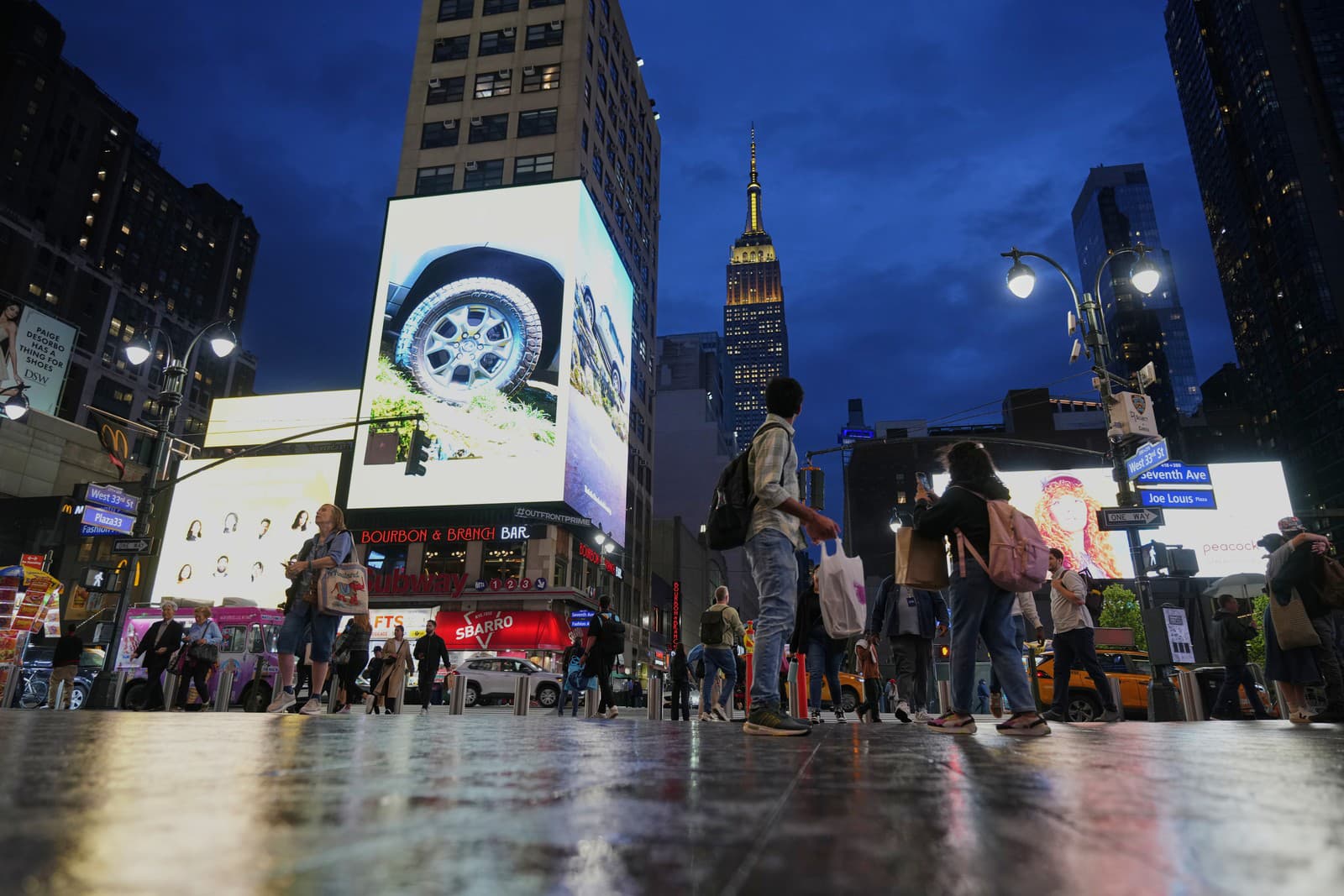 Empire State Building je na počesť pápeža Leva XIV. osvetlená zlatom a bielou farbou.