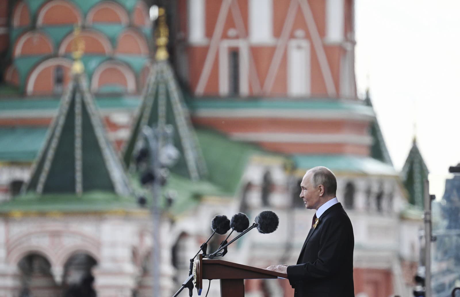 Ruský prezident Vladimir Putin počas príhovoru na vojenskej prehliadke v Moskve k príležitosti 80. výročia konca druhej svetovej vojny 