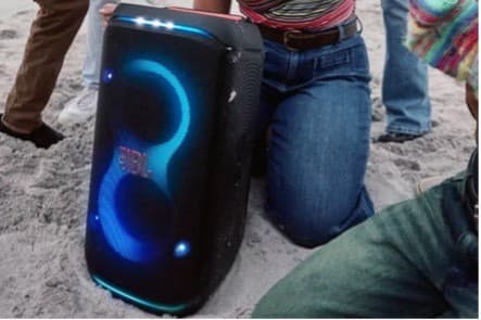 Šou zvuku a svetla – to je JBL PartyBox Club 120. 