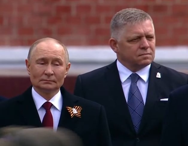 Ruský prezident Vladimir Putin a predseda vlády SR Robert Fico na veľkej prehliadke v Moskve k príležitosti 80. výročia konca druhej svetovej vojny