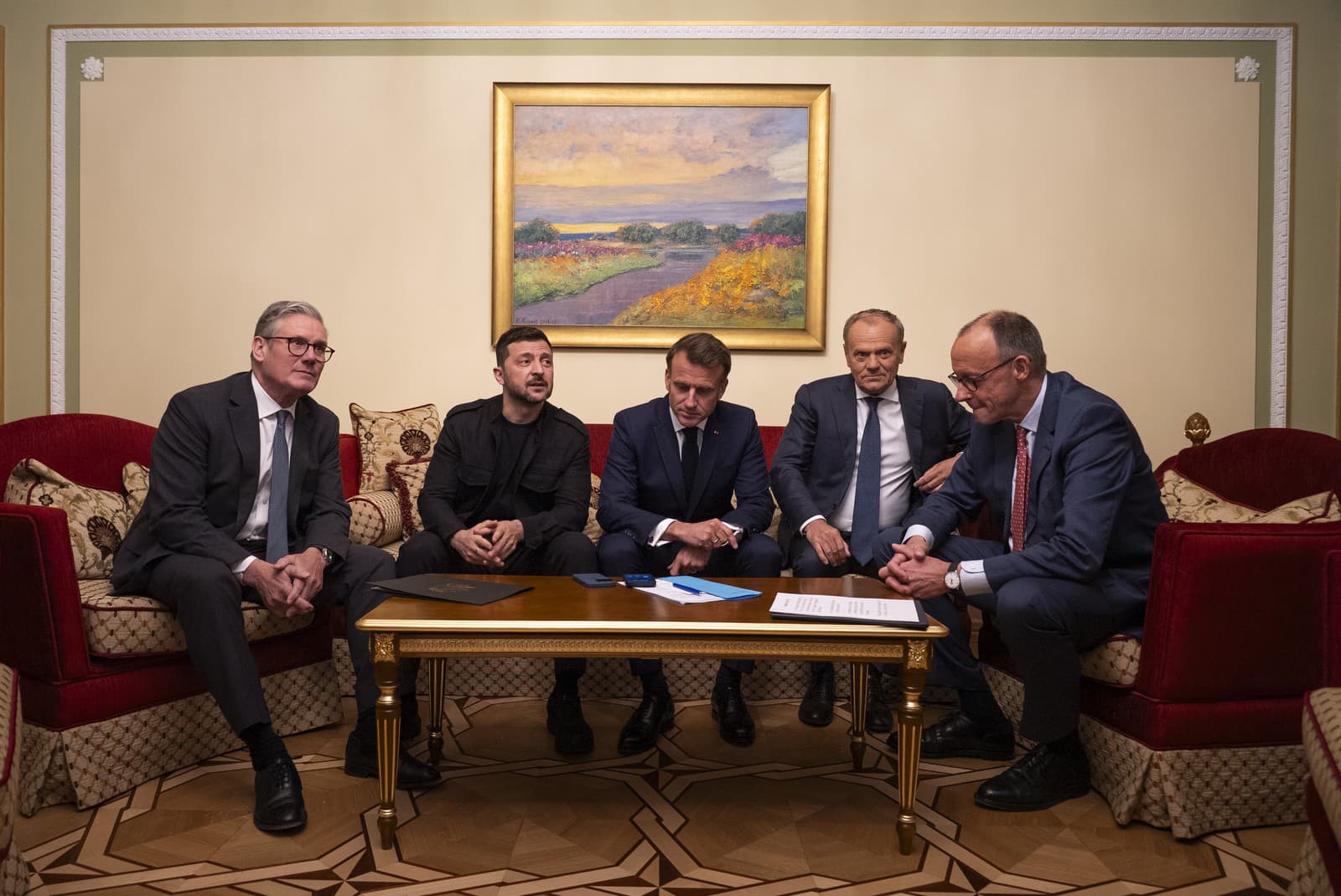 britský premiér Keir Starmer, ukrajinský prezident Volodymyr Zelenskyj, francúzsky prezident Emmanuel Macron, poľský premiér Donald Tusk a novozvolený nemecký kancelár Friedrich Merz uskutočňujú telefonický hovor s prezidentom USA Donaldom Trumpom
