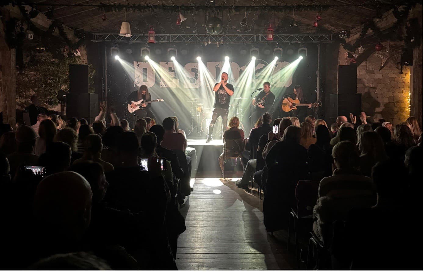 Záber z koncertu „Skoro akustické tour“