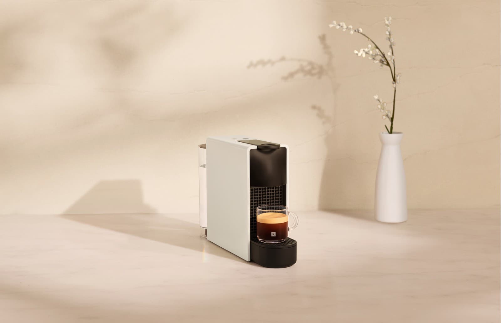 Vďaka ultra kompaktnému telu sa kávovar Krups Essenza Mini zmestí do každej kuchyne. 