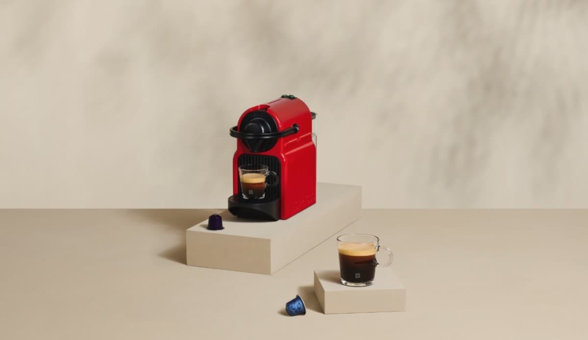 Jednoduchý, kompaktný a výkonný - to je prísľub kávovaru De’Longhi na kapsule Nespresso, ktorý vám pripraví vždy dokonalú šálku kávy. 