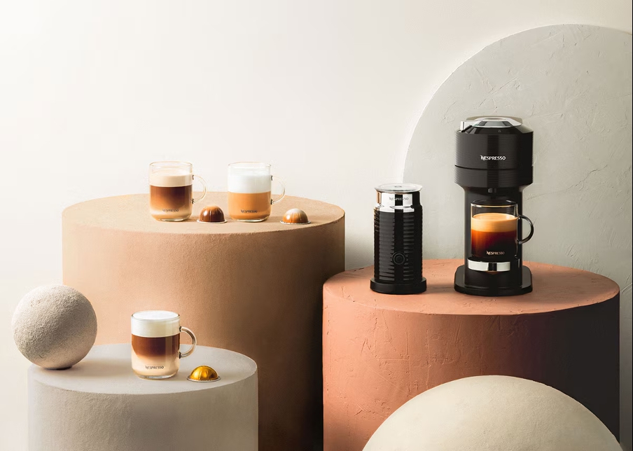 Kávovar Delonghi automaticky rozpozná vloženú kapsulu, vďaka čomu zvolí ideálny tlak, dĺžku extrakcie, teplotu a rýchlosť otáčania - výsledkom čoho je dokonalá šálky kávy. 