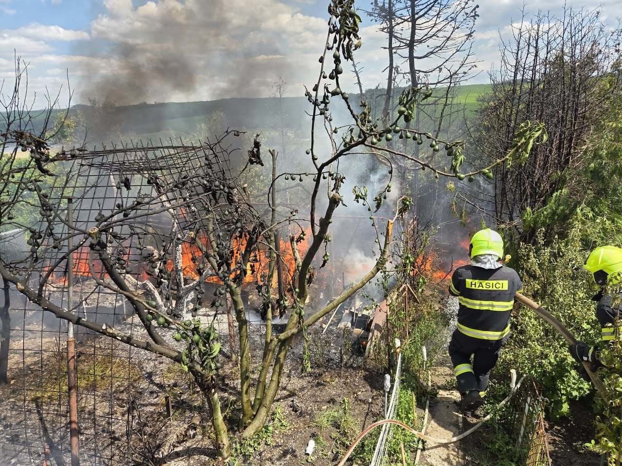 Hasiči zasahujú pri požiari prístrešku v Senici