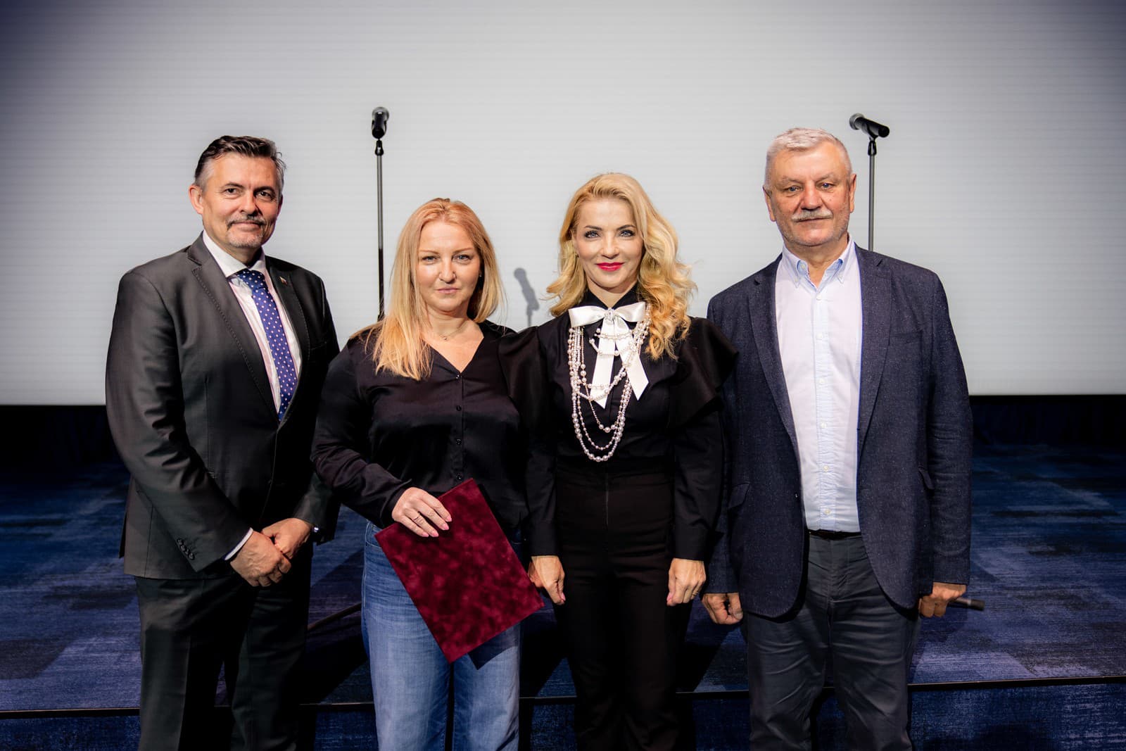 Zľava generálny tajomník služobného úradu Ministerstva kultúry (MK) SR Lukáš Machala, nová generálna riaditeľka STVR Martina Flašíková, ministerka kultúry SR Martina Šimkovičová (nominantka SNS) a predseda Rady STVR Jozef Krošlák