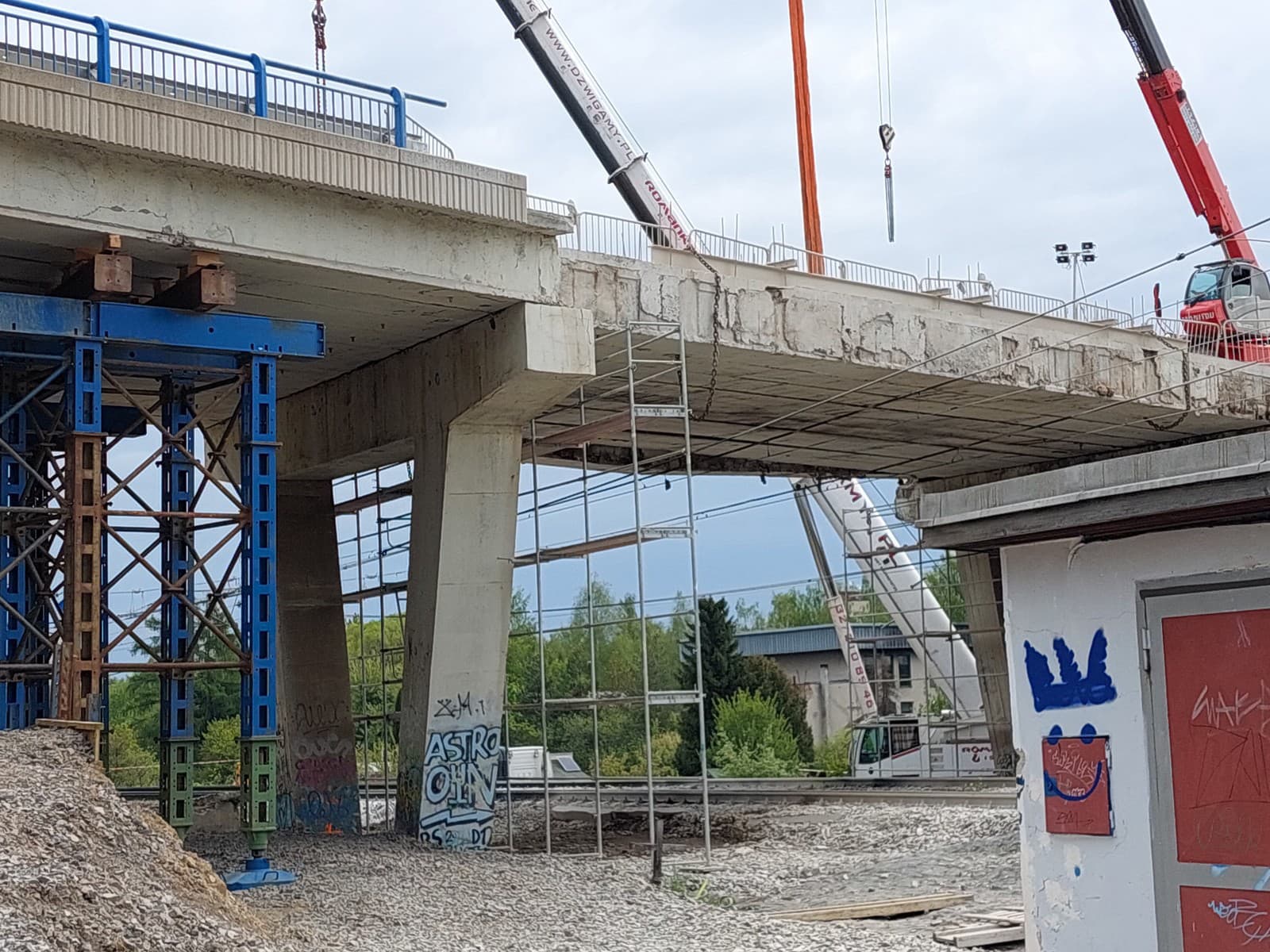Na snímke most s narušenou statikou, ktorý sa nachádza nad železničnou traťou na ceste I/18 medzi Popradom a Vydrníkom v stredu 14. mája 2025.