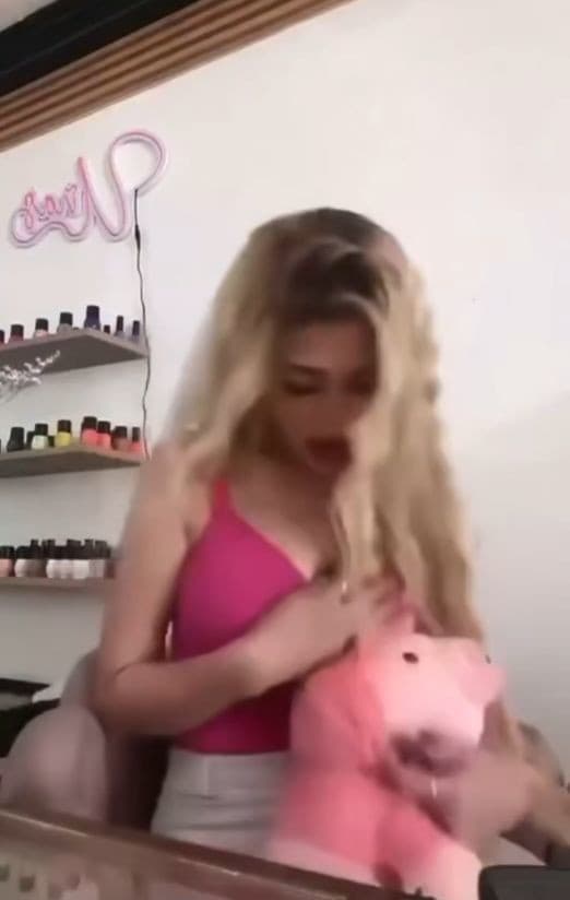 Moment, keď guľka zasiahla nič netušiacu ženu. Na internete koluje celé video zo streľby.