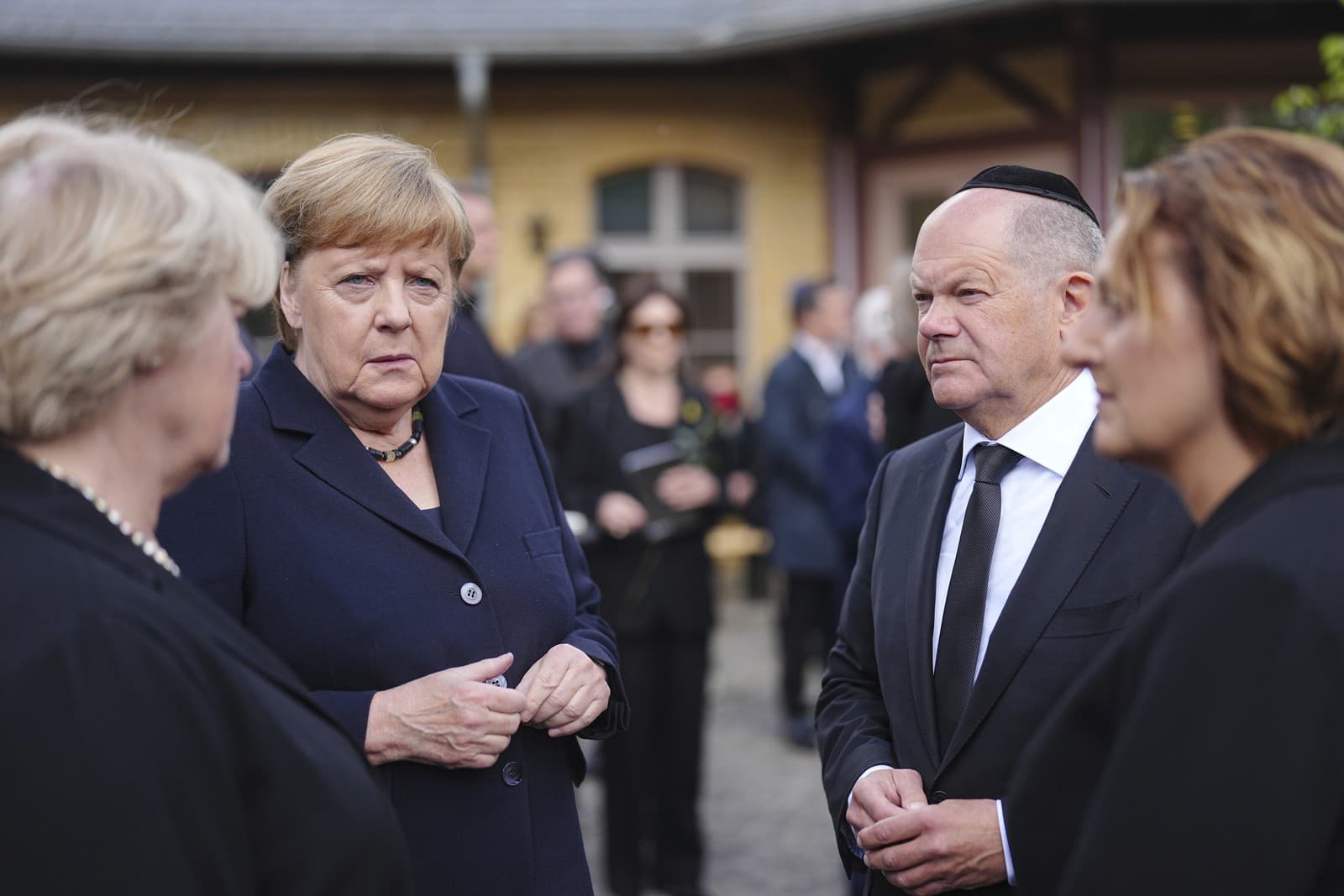 Zľava bývalá členka spolkového snemu Západného Nemecka Monika Grüttersová, bývalá nemecká kancelárka Angela Merkelová, bývalý nemecký kancelár Olaf Scholz a jeho manželka Britta Ernstová