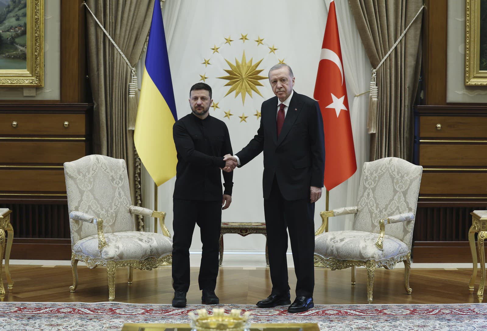 ukrajinský prezident Volodymyr Zelenskyj (vľavo) a turecký prezident Recep Tayyip Erdogan