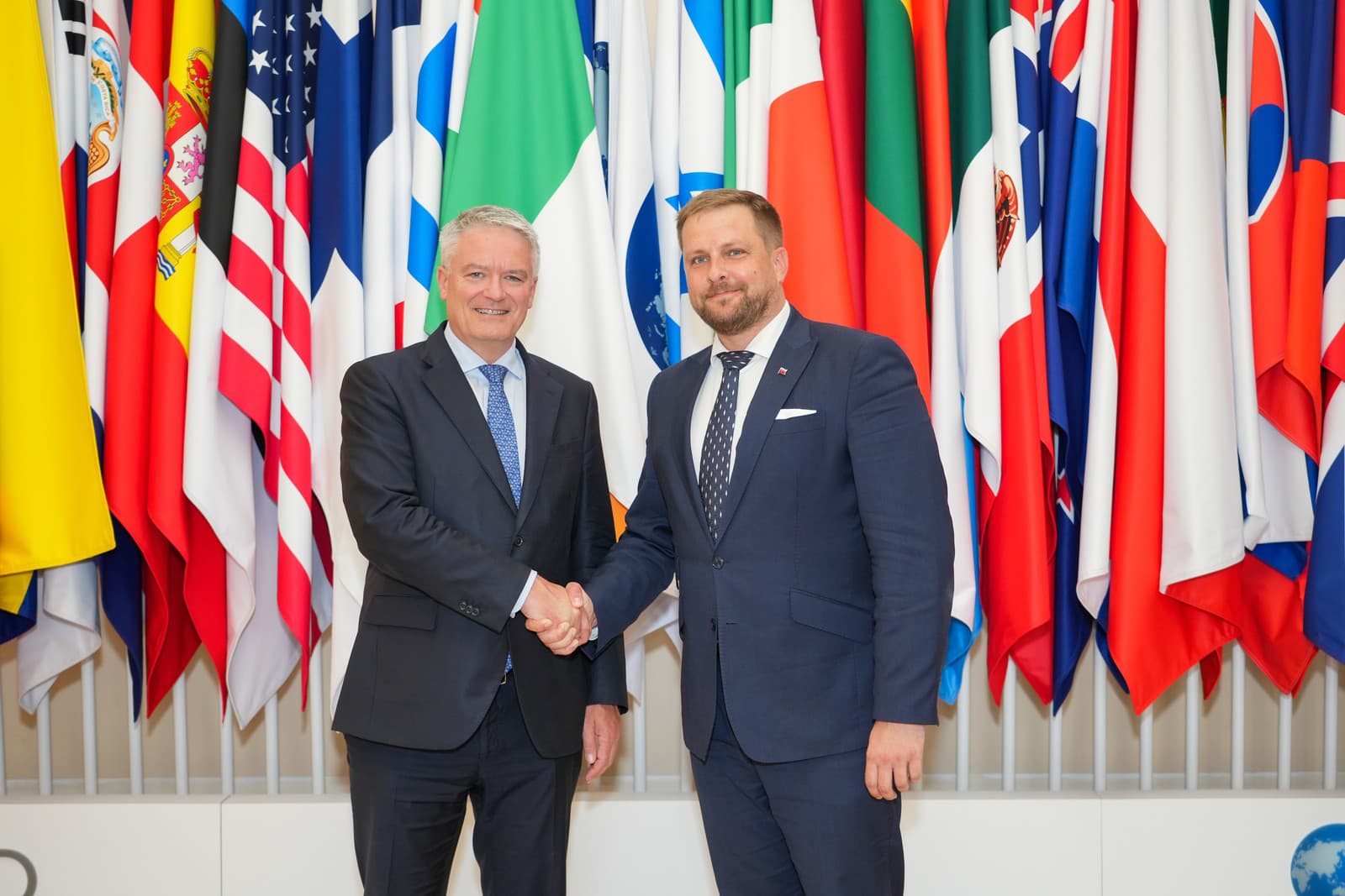 Minister zdravotníctva SR Kamil Šaško a generálny tajomník Organizácie pre hospodársku spoluprácu a rozvoj (OECD) Mathias Cormann počas prijatia ministra zdravotníctva na pôde OECD v Paríži