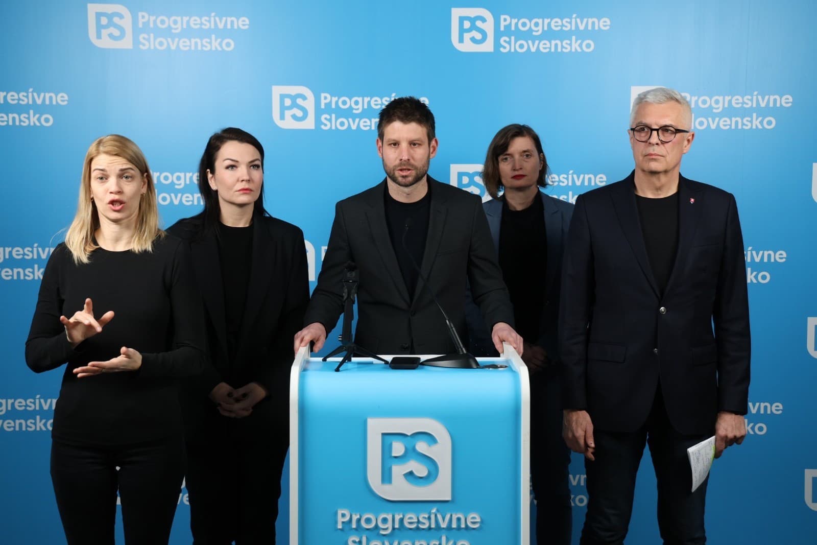 Progresívci sú pod paľbou: