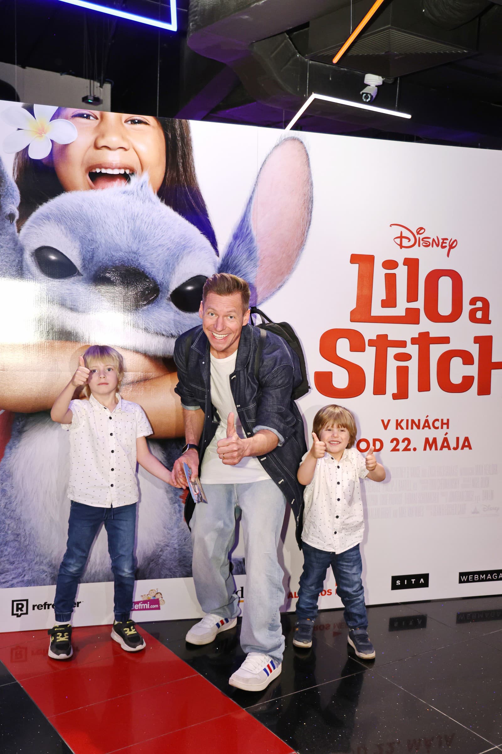 Premiéra rodinnej komédie Lilo a Stitch, Thomas Puskailer so synmi.