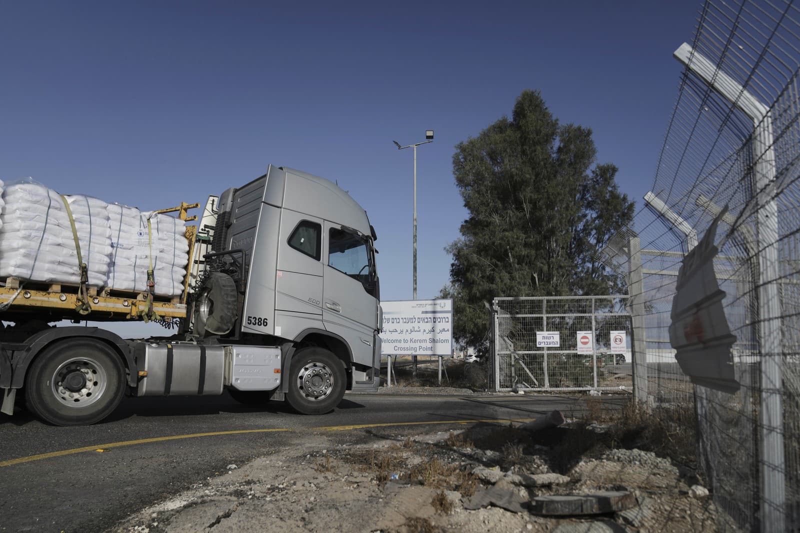 Kamión s humanitárnou pomocou pre pásmo Gazy vchádza na priechod Kerem Šalom na juhu Izraela v utorok 20. mája 2025.